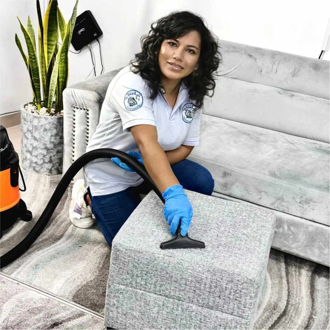 Técnica de Oasis Lavandería lavando un mueble tapizado a domicilio en Cali con máquina de extracción