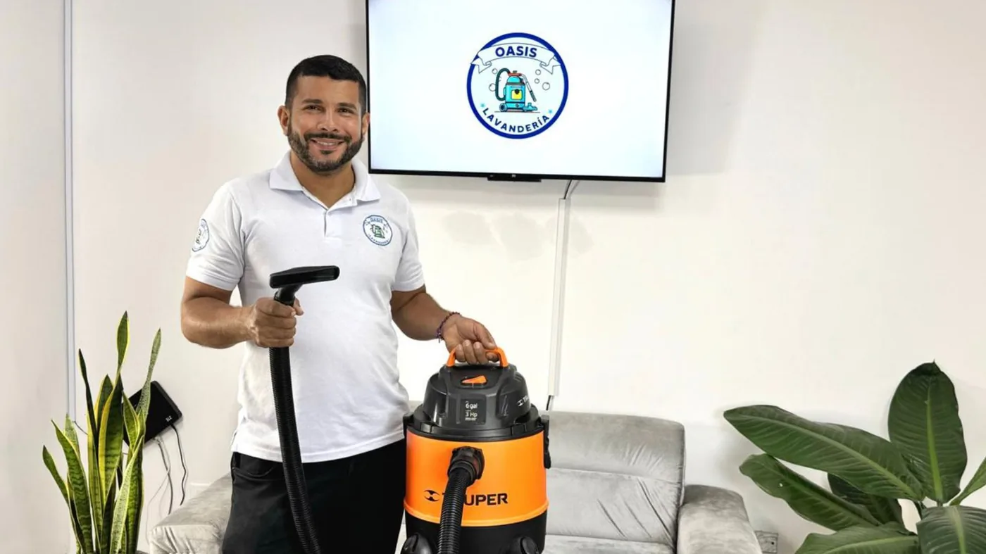 Técnico de Oasis Lavandería en Cali con máquina de extracción profesional